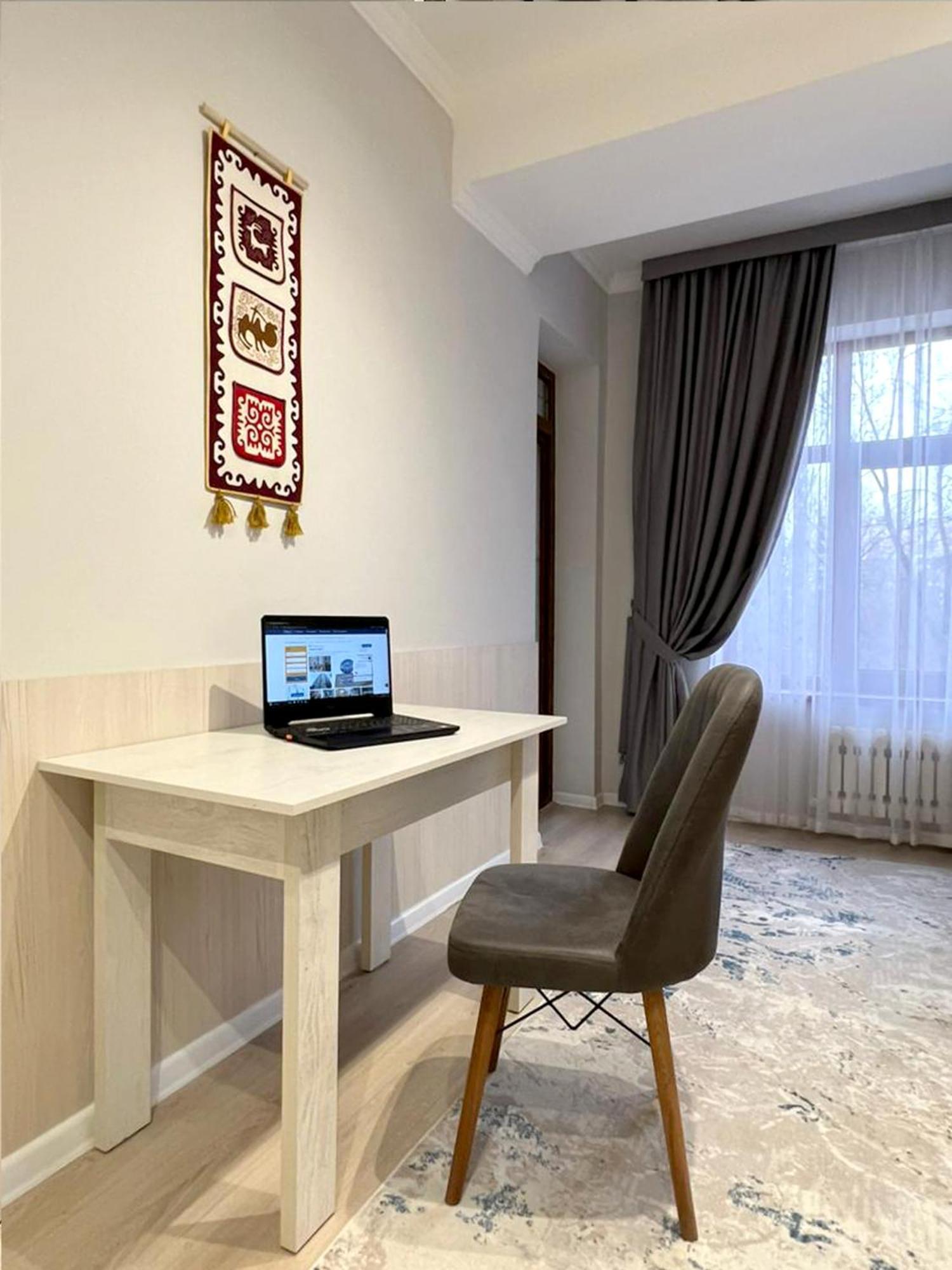 Compass Hostel 比什凯克 外观 照片