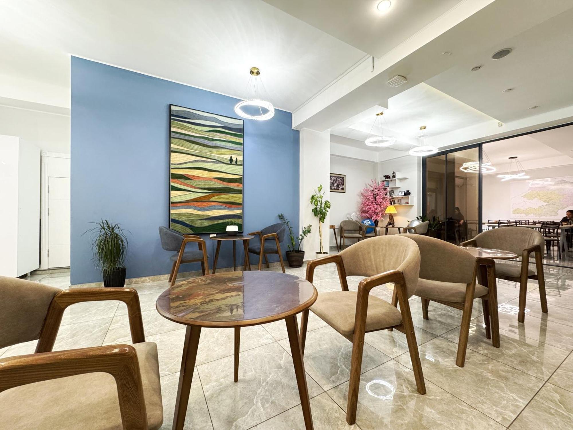Compass Hostel 比什凯克 外观 照片