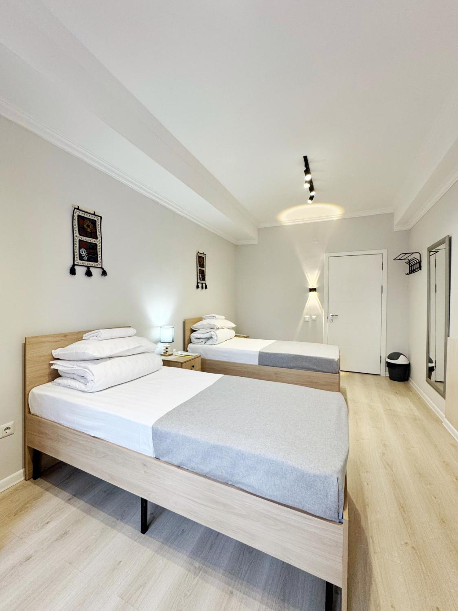 Compass Hostel 比什凯克 外观 照片