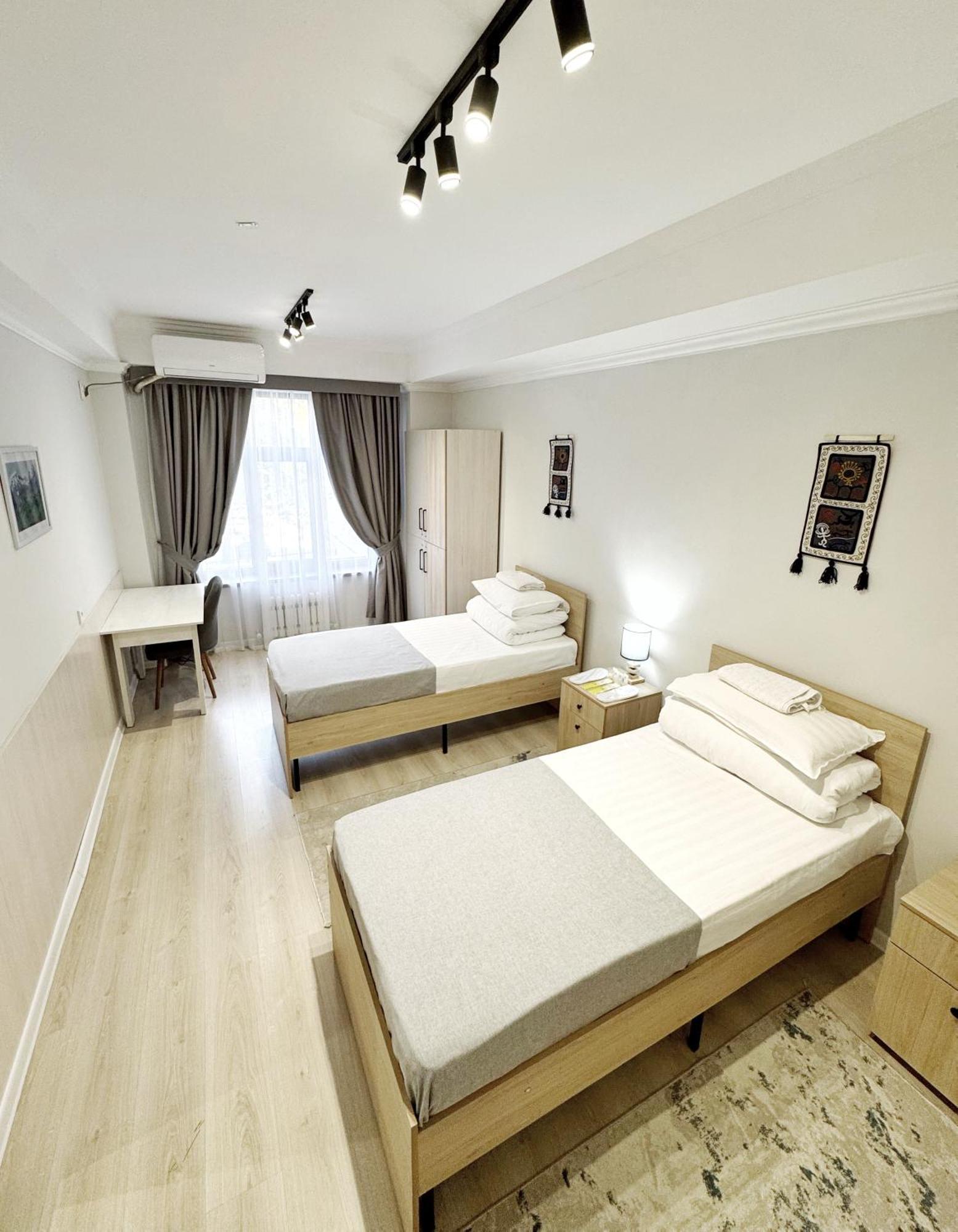 Compass Hostel 比什凯克 外观 照片